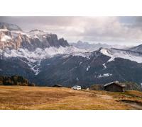 Quadro su tela 80 x 50 cm: Idilliaco scenario montano alpino con tradizionale vecchia casa in legno a Seceda Peak, Dolomiti. Tirolo meridionale, Italia (95175680)