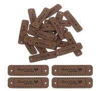 QUARKZMAN 20pz Etichette in Pelle Fatte a Mano, Pulsante Etichette Pelle PU con Foro Etichetta Rilievo per Decorazione Fai Da Te Artigianato Cucito, 55x15mm, Marrone Scuro