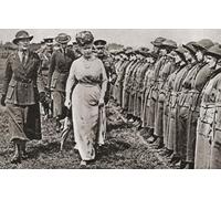 Queen Mary ispeziona il W.A.C's (Women's Auxiliary Army Corps) ad Aldershot nel 1916 durante la seconda guerra mondiale. Mary of Teck 1867 - 1953. Regina consorte del Regno Unito come moglie di re
