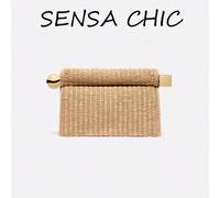 Questa borsa a clutch in paglia presenta un design con bordo arrotolato, abbinato a una chiusura multifunzionale alla moda. Il design unico la rende una borsa perfetta per la spiaggia, i viaggi, lo sh