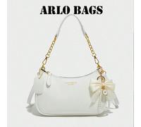 Questa borsa a spalla da donna è realizzata in materiale PU di colore unito, decorata con lettere, fiocchi e pendenti di perle, emanando una sensazione di moda. La borsa presenta una cerniera e un des
