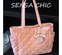 Questa borsa a spalla di grandi dimensioni di colore unito, di nuova concezione e alla moda, presenta un design a doppia maniglia, una lavorazione trapuntata e un pendente a farfalla con perla sinteti