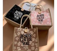 Questa borsa a tracolla in lino con design minimalista cristiano "Gesù ti ama" è una scelta ideale per viaggi e vacanze, oltre a essere un regalo perfetto per esprimere la tua fede. Presenta decorazio