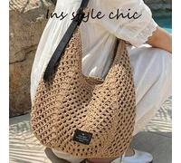 Questa borsa a tracolla in uncinetto traforato presenta un design traforato traspirante abbinato a una tracolla in pelle regolabile e ampia, rendendola un articolo essenziale per studenti, insegnanti