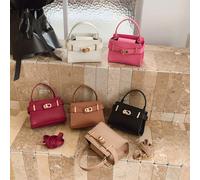 Questa borsa a tracolla/mini borsa nuova di zecca è casual, minimalista e alla moda. La tracolla regolabile la rende adatta per uscite quotidiane e viaggi. Compatta e portatile, può contenere facilmen