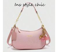 Questa borsa alla moda e impermeabile in PU presenta un design a tinta unita, con una tracolla a forma di mezzaluna e un delicato ciondolo a forma di ciliegia. Può essere utilizzata come borsa da pend