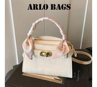 Questa borsa alla moda e minimalista presenta accenti con motivi a sciarpa e lettera, con una chiusura a giro. La borsa quadrata e compatta ha una singola maniglia e una tracolla lunga e regolabile, p