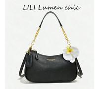Questa borsa alla moda e versatile, realizzata in materiale PU nero, con accenti grafici a forma di lettera, è adatta per lo shopping e può essere indossata anche come borsa a tracolla. La borsa è dec