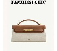 Questa borsa bicolore marrone e bianca è un nuovo stile di moda di lusso lanciato nel 2025, caratterizzato da un design bicolore in pelle e tessuto intrecciato per esaltare la texture. La fibbia metal