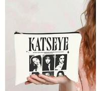 Questa borsa cosmetica stampata su due lati presenta illustrazioni dei membri del gruppo K-pop Katseye, Manon, Sophia, Daniella, Lara e Megan, rendendola un regalo creativo per le donne. Il set includ
