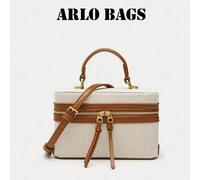 Questa borsa quadrata alla moda e classica di nuova concezione presenta un design a blocchi di colore, rendendola leggera e facile da trasportare. È dotata di un manico superiore e di una tracolla reg