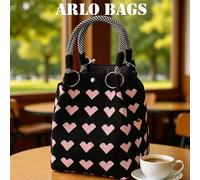 Questa borsa tote in tela nera presenta un design con accento a forma di cuore rosa, una forma elegante a secchiello e un corpo in tela multifunzionale con manici intrecciati unici, adatta per l'uso q