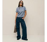 Questa camicetta femminile presenta un colletto alto con elementi ispirati alla Cina. Tre bottoni aggiungono un tocco orientale. La silhouette a maniche corte e linea dritta, insieme al taglio pulito,