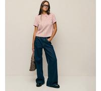 Questa camicetta femminile presenta un colletto alto con elementi ispirati alla Cina. Tre bottoni aggiungono un tocco orientale. La silhouette a maniche corte e linea dritta, insieme al taglio pulito,