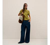 Questa camicetta femminile presenta un colletto alto con elementi ispirati alla Cina. Tre bottoni aggiungono un tocco orientale. La silhouette a maniche corte e linea dritta, insieme al taglio pulito,