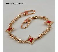 Questa catena in lega presenta un design a quadrifoglio. Il quadrifoglio simboleggia la buona fortuna, con ogni foglia che rappresenta le quattro cose che le persone desiderano nella vita: fama, ricch