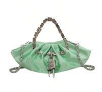 Questa Cloud Bag plissettata da donna si ispira agli abiti da sera di Kendall Jenner ed è realizzata in pregiata pelle di vacchetta. È dotata di una tracolla a catena e può essere indossata a tracolla