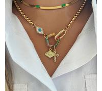 Questa collana da donna multielemento in oro combina un ciondolo con gemma blu a forma di occhio turco, una chiusura con diamanti colorati, un moschettone, una croce e un pendente decorativo. La textu