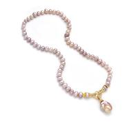 Questa collana di perle d'acqua dolce naturali presenta un ciondolo barocco rosa da 8-9 mm e una chiusura a levetta in zirconia cubica color oro, con una lunghezza totale di circa 59,7 cm. È un