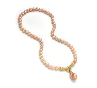 Questa collana di perle d'acqua dolce naturali presenta un ciondolo barocco rosa da 8-9 mm e una chiusura a levetta in zirconia cubica color oro, con una lunghezza totale di circa 59,7 cm. È un