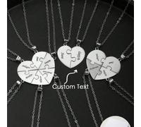 Questa collana personalizzata presenta un design unico con tre ciondoli a forma di cuore puzzle in acciaio inossidabile, distintivi e interessanti. Può essere incisa con 1-6 nomi in inglese, inclusi i