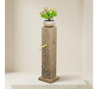 Questa Colonna d'Acqua Verticale da Giardino per Esterni con Rubinetto in Ottone, Supporto Decorativo e Dispenser in Resina Effetto Pietra è Ideale per Cortili, patii e Giardini Zen.
