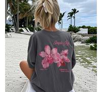 Questa colorata t-shirt a girocollo con stampa floreale e a lettere è un'opzione alla moda e versatile per le donne in estate. La maglietta grafica è disponibile nei colori bianco e rosa, adatta per l