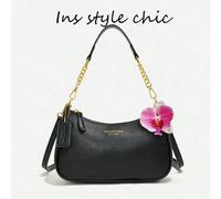 Questa è una borsa a spalla da donna in pelle PU nera con texture grana e decorazione a lettera. È una elegante e multifunzionale borsa a mezzaluna con un design a nappina in seta rossa e blu. La bors