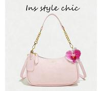 Questa è una borsa in pelle di poliuretano rosa con una texture a licchi, decorata con accenti a forma di lettera, un design alla moda e versatile adatto alle donne. È una borsa a tracolla a forma di 
