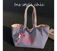 Questa è una nuova borsa a mano blu a righe decorata con applicazioni di lettere e un ciondolo a farfalla in argento, con design aperto e manici doppi, adatta per ragazze da portare al lavoro, uscite,