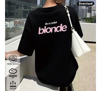 Questa è una nuova t-shirt personalizzata da donna per la primavera/estate 2026. È un elegante top nero realizzato al 100% in cotone, con una breve frase bianca "life is better" stampata sul retro, ab