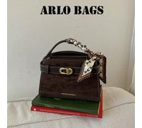 Questa elegante borsa da donna di colore unito di alta qualità è dotata di uno sciarpa decorata con lettere, chiusura magnetica, manico superiore per un facile trasporto con una sola mano e una tracol