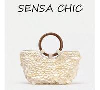 Questa elegante borsa da donna presenta paillettes scintillanti e un manico ad anello. Le dimensioni sono 25 x 25 x 1 cm. Il design a forma di conchiglia la rende una scelta perfetta per giovani donne