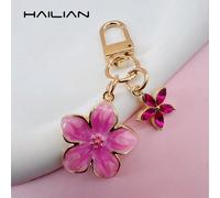 Questa elegante e leggera portachiavi a forma di sakura è realizzata in lega progettata appositamente per le donne e presenta un piccolo fiore a 5 petali come ciondolo per borsa. Accessorio da viaggio