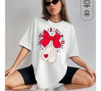 Questa maglietta bianca, versione comoda e senza costrizioni, con la scritta "NUTS ABOUT YOU" sul petto, un grande fiocco rosso, orecchie da coniglio e frammenti di stelle dell'amore, è giocosa, carin