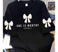 Questa maglietta casual a maniche corte da donna taglie forti è decorata con un fiocco e una stampa a lettere, molto adatta per la primavera e l'estate. È adatta per l'uso quotidiano, l'uscita, le fes
