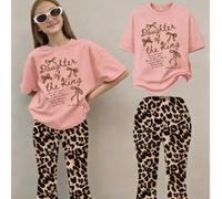 Questa maglietta casual rosa con scollo tondo è appositamente progettata per ragazze pre-adolescenti. Abbinata a pantaloni a zampa con stampa leopardata integrale, il design unico e creativo con inser