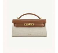 Questa nuova borsa di lusso leggera lanciata nel 2025 presenta un design a blocchi di colore marrone e bianco, combinando pelle e trame intrecciate per migliorare la sensazione tattile. Gli accessori 