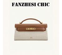 Questa nuova borsa di lusso leggera, lanciata nel 2025, presenta un design color-blocking marrone e bianco con pelle e motivi intrecciati, che ne esalta la qualità tattile. L'elegante fermaglio in met