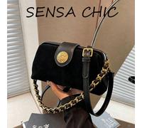 Questa nuova borsa quadrata classica e alla moda è progettata per le donne, caratterizzata da accessori in metallo, una cinghia unica e decorazioni a pendente, oltre a una tracolla lunga e regolabile.