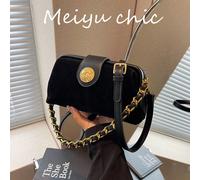 Questa nuova borsa quadrata classica e alla moda per donna presenta accessori in metallo, cinghie per la spalla uniche e decorazioni a pendente, oltre a una tracolla lunga e regolabile. È perfetta per