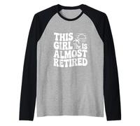 Questa Ragazza è Quasi in Pensione Divertente Umorismo Maglia con Maniche Raglan