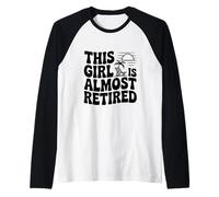 Questa Ragazza è Quasi in Pensione Divertente Umorismo Maglia con Maniche Raglan