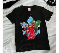 Questa T-shirt in collaborazione presenta un collo a giro e maniche corte, ed è stampata con una grafica di tre membri degli Avengers. Il tessuto è liscio e confortevole, rendendolo versatile e facile
