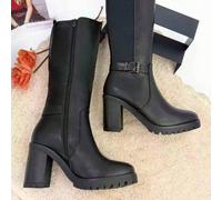 Questi stivali alti da donna offrono uno stile elegante, con un tacco di 8,5 cm e un elastico in vita per una vestibilità flessibile e perfetta su diverse forme di gamba. Realizzati in nero, si abbina