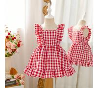 Questo abito a canottiera, con un design a quadri rosa e bianco, è abbinato a una deliziosa stampa a fragole per un'atmosfera fresca e naturale. La spalla dell'abito è decorata con volant, che interpr