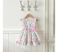 Questo abito a canottiera, con un design a quadri rosa e bianco, è abbinato a una deliziosa stampa a fragola per un'atmosfera fresca e naturale. La spalla dell'abito è decorata con volant, che interpr