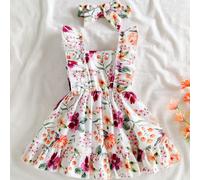 Questo abito a canottiera, con un design a quadri rosa e bianco, è abbinato a una deliziosa stampa a fragola per un'atmosfera fresca e naturale. La spalla dell'abito è decorata con volant, che interpr