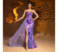 Questo abito da sera a sirena senza spalline presenta una seducente apertura alta, dettagli di ricamo floreale intricati e una elegante coda in chiffon, rendendolo la scelta perfetta per partecipare a