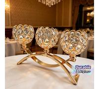 Questo candelabro a tre bracci in cristallo oro e argento è disponibile in due dimensioni e presenta un lussuoso design in ferro battuto traforato ad arco, intarsiato con strass. MFerro